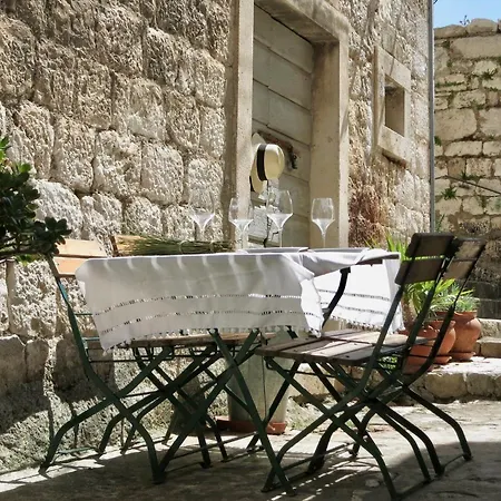 Sime's Down Town Konukevi *